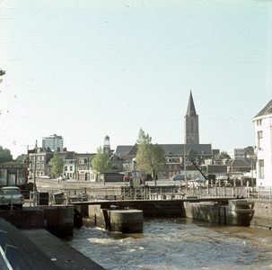 119645 Gezicht op de Weerdsluis te Utrecht, met op de achtergrond de Nieuwekade en de toren van de Jacobikerk ...